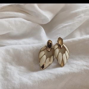 VINTAGE Gold Tone & Ivory Petal Shape Earrings